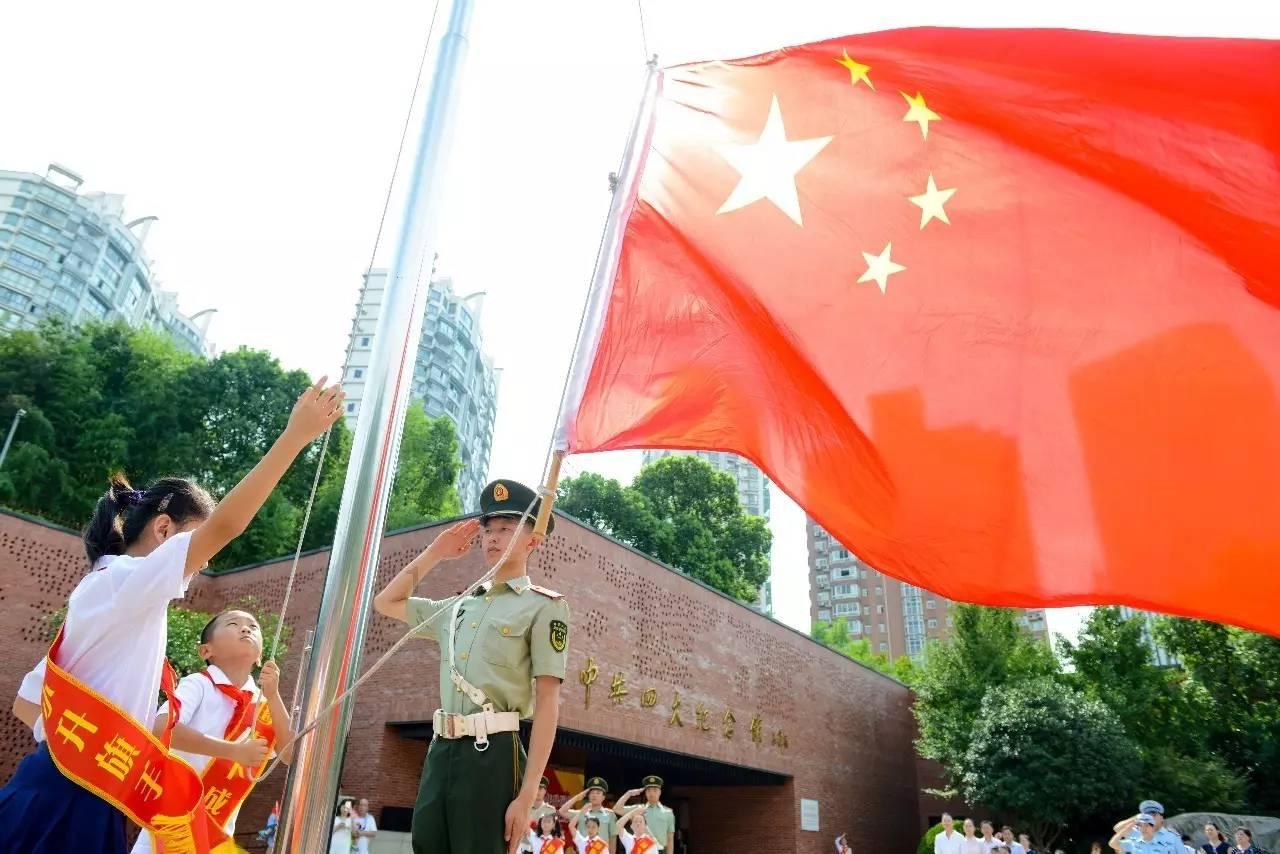 意超杯决赛时得知名宿里瓦去世，比赛下半场之前全场默哀1分钟